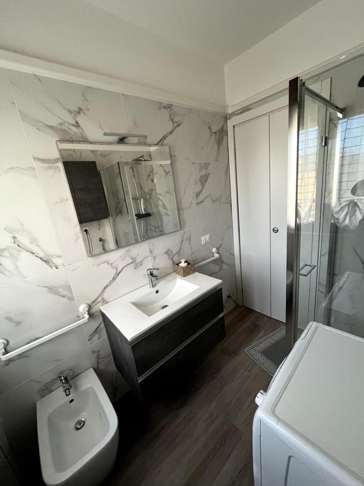 Apartamento Bilocale Con Netflix Incluso Lodi Exterior foto